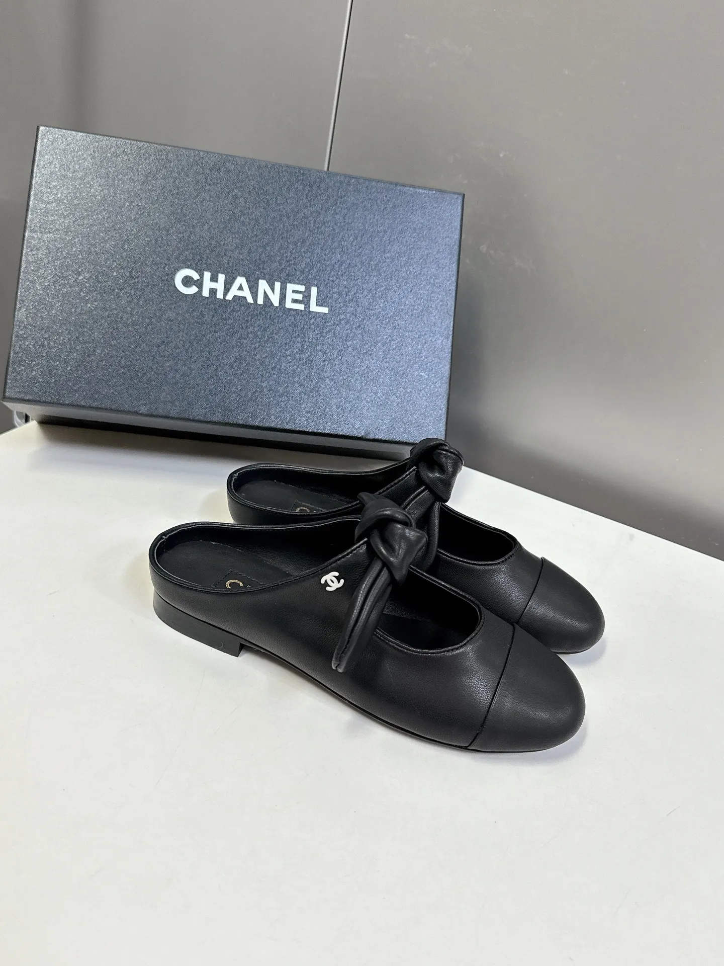 👟👟Ex-factory price 540👟👟 CHANEL Chanel Bow Elastic Strap Flat Shoes Bow Mary Jane shoes are so popular at first sight that you can wear them freely according to the weather changes! Put on socks to instantly transform into cute shoes for spring and summer! Transform into a magical princess in seconds 👸The upper is made of mixed sheepskin and tiptoe silk sheepskin. The foot feels super comfortable. The leather is very soft and skin-friendly. The genuine leather outsole imported from Italy Size: 35-41 (40 41 customized)